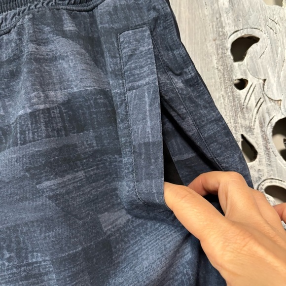 Lululemon Men’s Pace Breaker Short 9” Inseam Blue/Gray Geometric - Picture 3 of 11